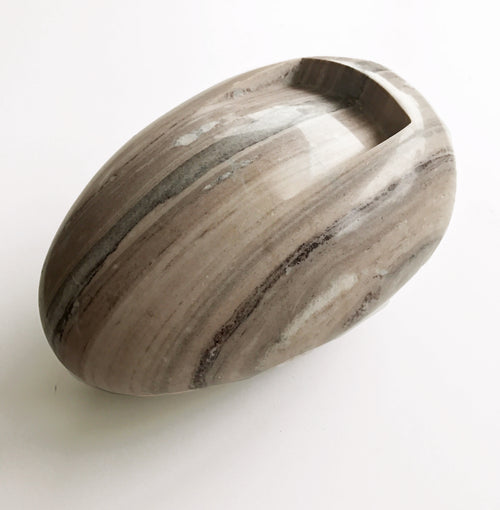 LAB4_CURATED_Kunst_Skulptur_Marmor_MATHEMATICAL_ENCOUNTER_1997_eggShapeStriped